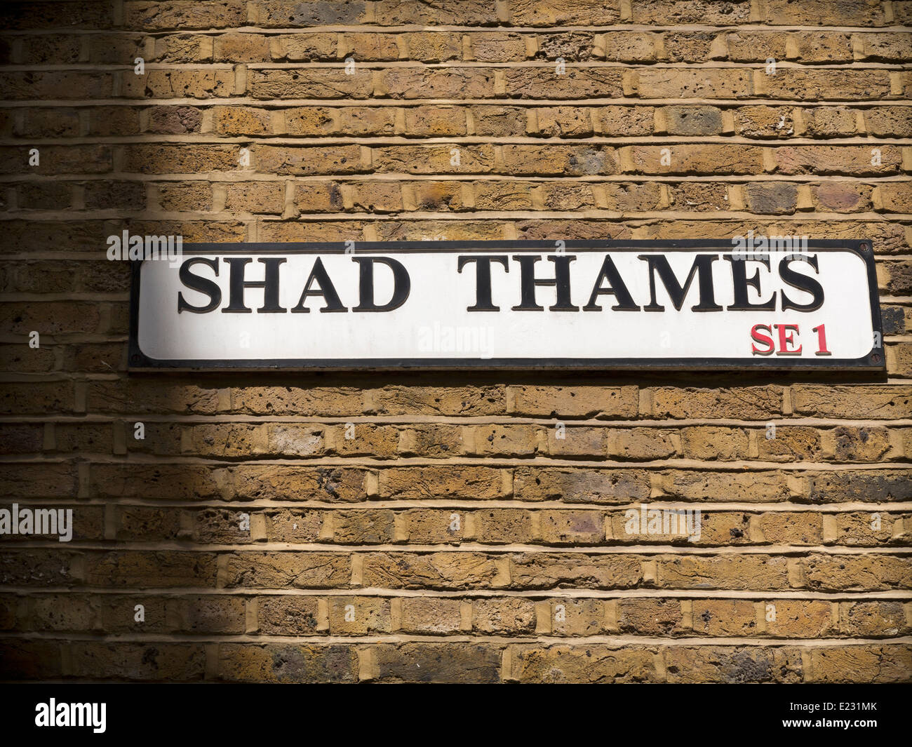 Shad Thames SE 1 cartello stradale contro un muro di mattoni Foto Stock