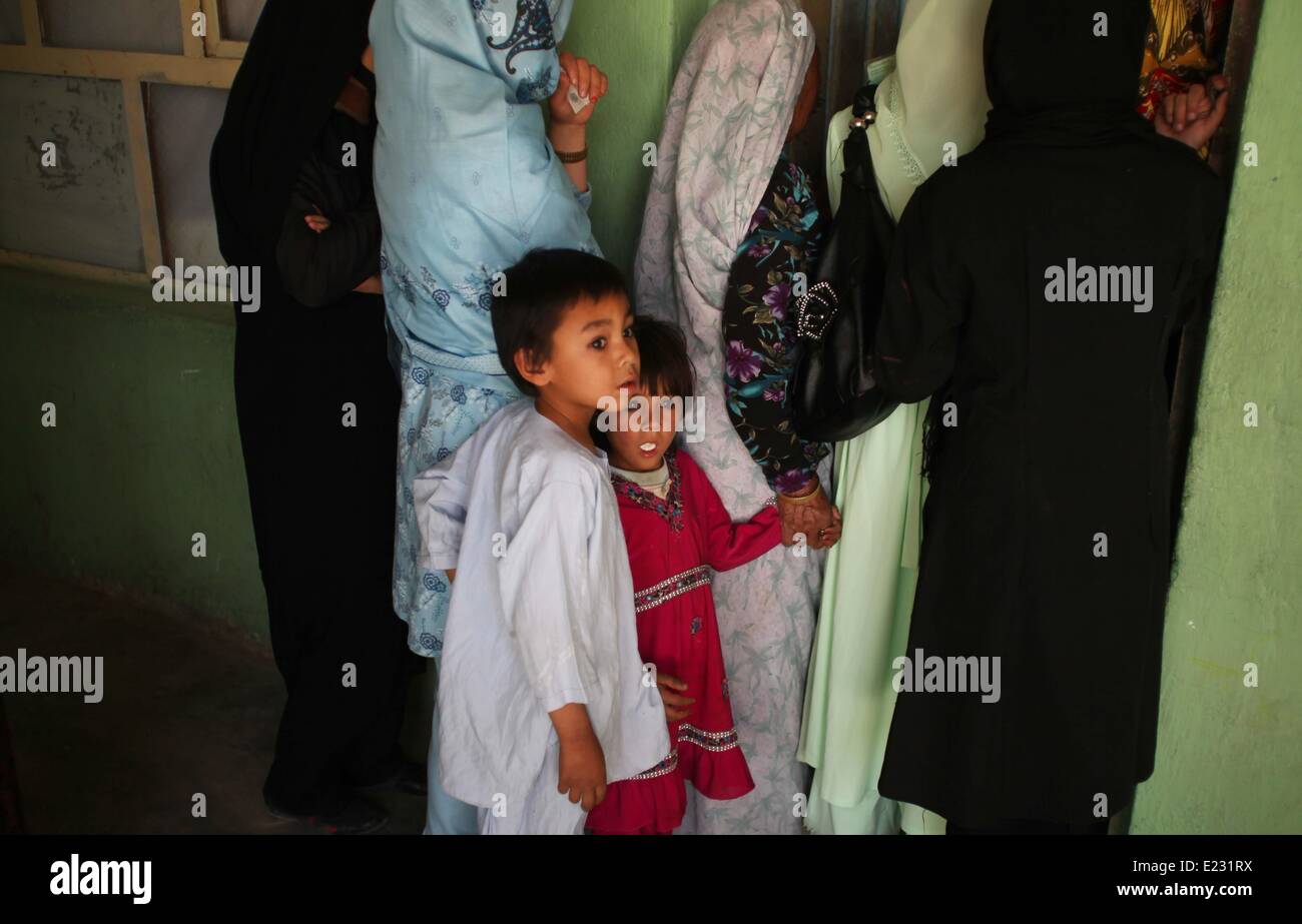 A Kabul, Afghanistan. 14 Giugno, 2014. Le donne afghane con i loro bambini attendere per il loro voto a un centro di polling a Kabul, Afghanistan, il 14 giugno 2014. Il voto per il paese del prossimo presidente ha iniziato il sabato mattina e i risultati finali saranno annunciati il 22 luglio. Credito: Ahmad Massoud/Xinhua/Alamy Live News Foto Stock