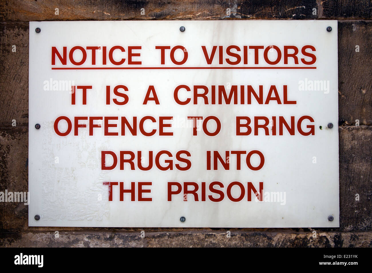 Avviso ai visitatori sulla parete della sua maestà della prigione di Lancaster Castle, il parco del castello di Lancashire, Inghilterra, Regno Unito Foto Stock