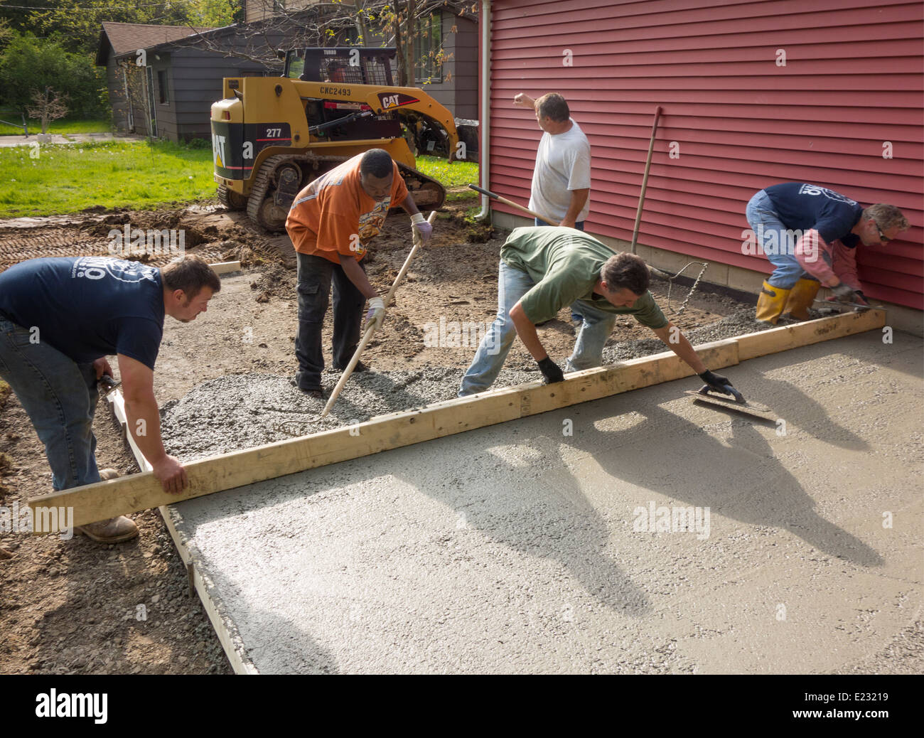 Lavoratori di cemento di livellamento in Rochester NY Foto Stock