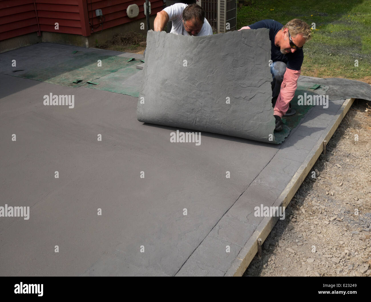 Che stabilisce i modelli di gomma sul patio in cemento in Rochester NY Foto  stock - Alamy