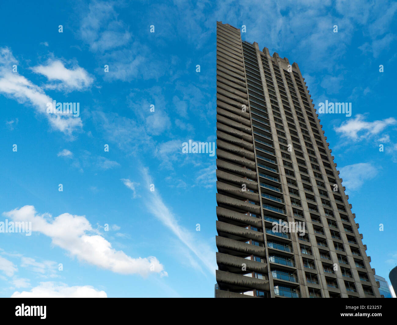 Alto edificio residenziale edificio torre presso il Barbican Central London EC2 Inghilterra UK KATHY DEWITT Foto Stock