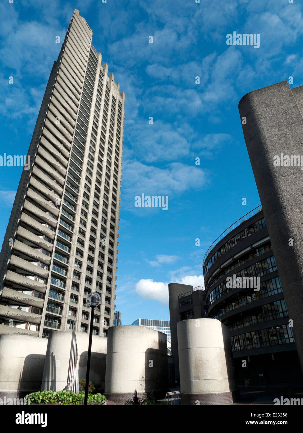 Alto edificio residenziale edificio torre presso il Barbican Central London EC2 Inghilterra UK KATHY DEWITT Foto Stock