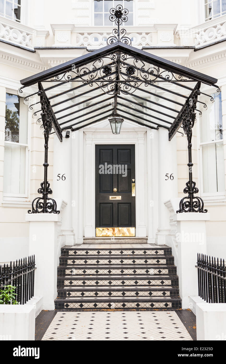 Una grande entrata a stucco di grandi dimensioni una facciata di casa a Holland Park, West London Foto Stock
