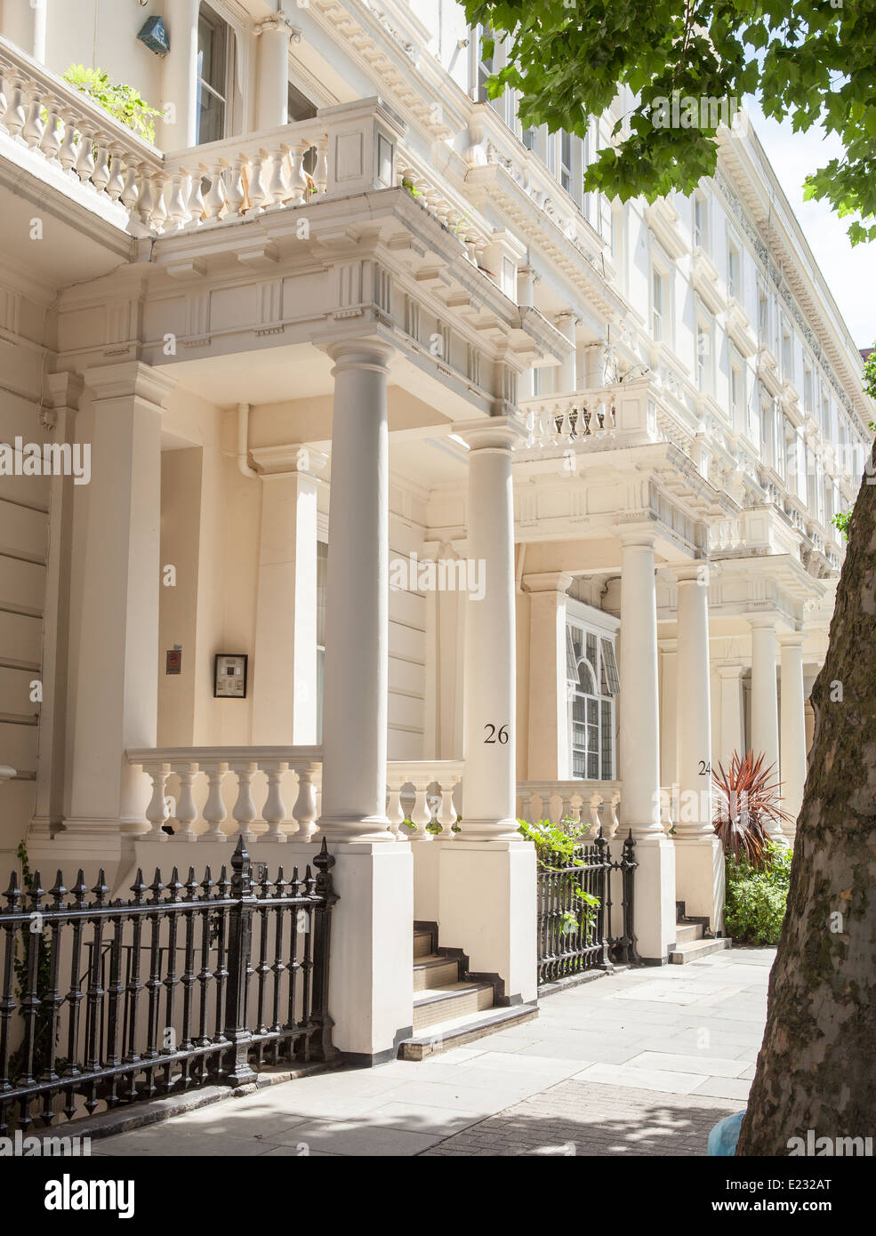 Un imponente fila di stucco bianco-case con facciata a Notting Hill, Londra Foto Stock