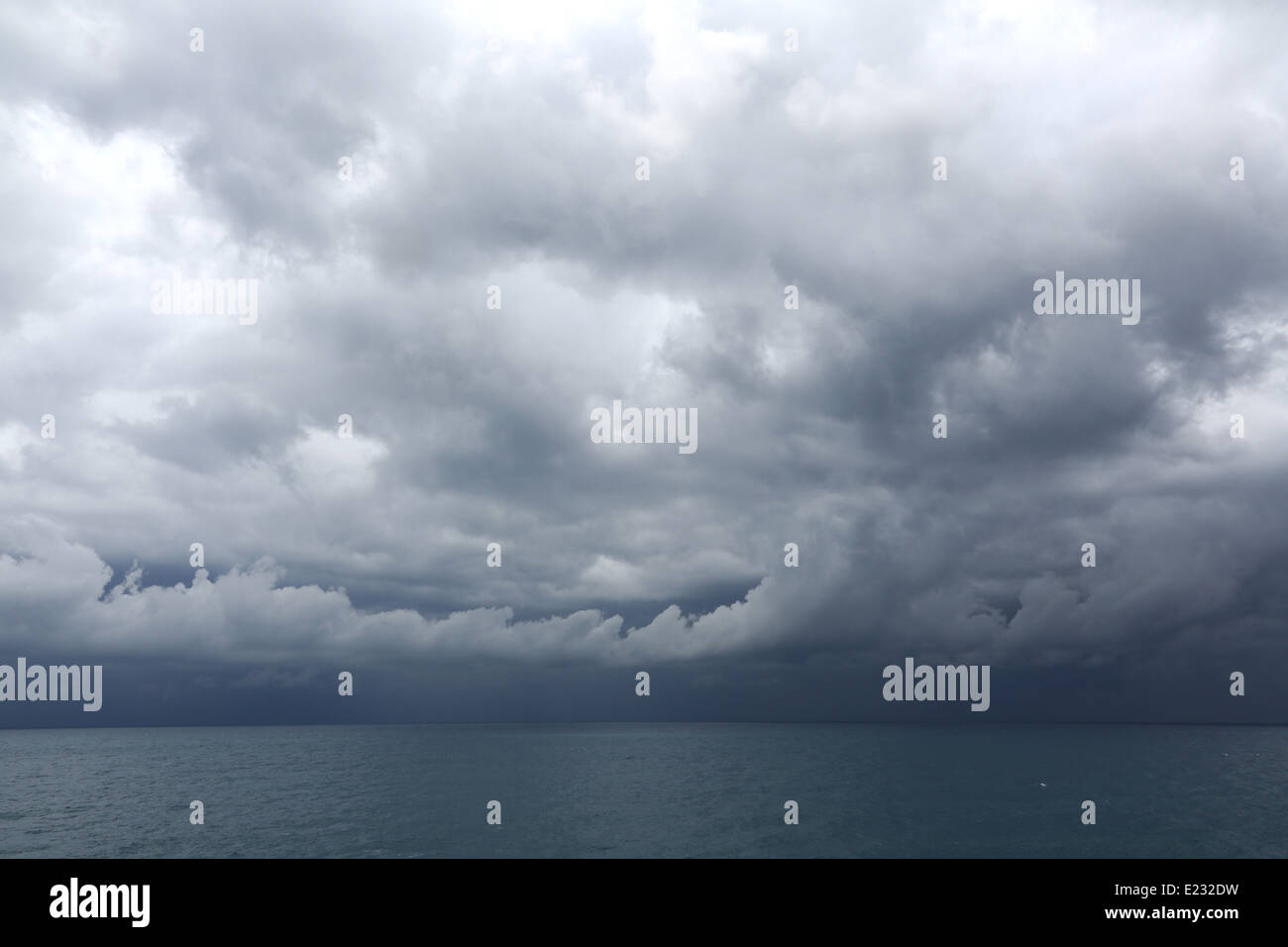 La pioggia nel mare Mediterraneo, Liguria, Italia, Europa Foto Stock
