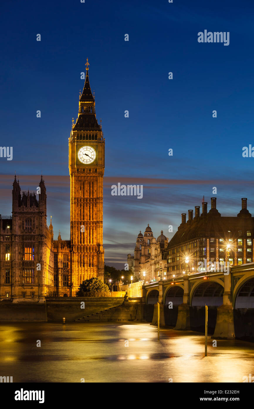 Una lunga esposizione night shot del case del Parlamento a Londra con il blu del cielo e il Westminster Bridge in primo piano. Foto Stock