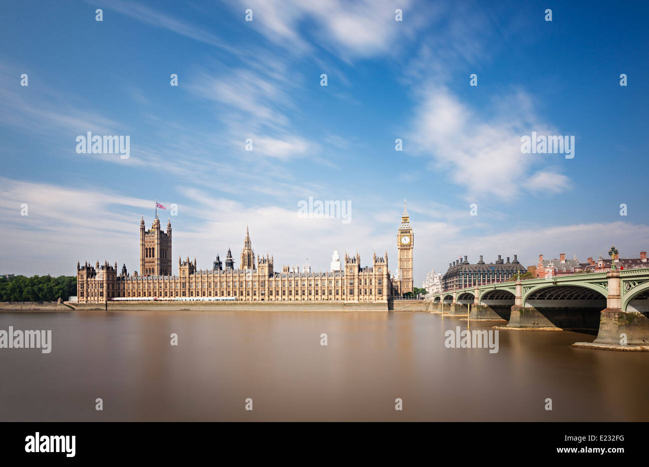 Una lunga esposizione delle case del Parlamento europeo a Londra con il cielo blu e il Westminster Bridge a destra. Foto Stock