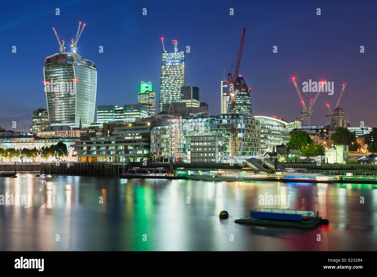 Vista notte oltre il Tamigi a Londra per la città con numerosi nuovi grattacieli Foto Stock