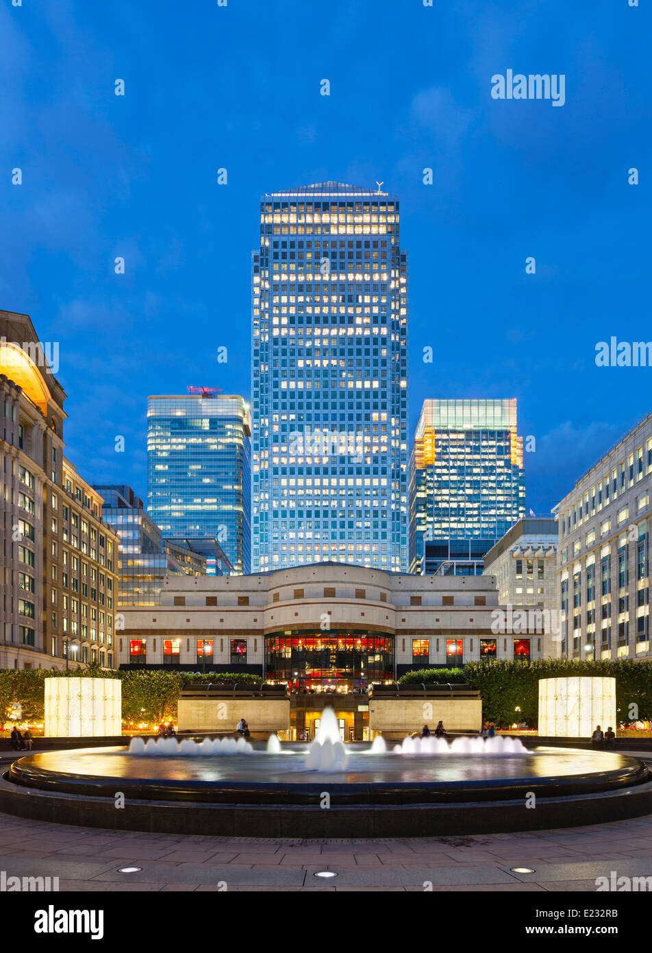 Cabot Square nel moderno Canary Wharf trimestre con le sue banche e grattacieli di notte Foto Stock