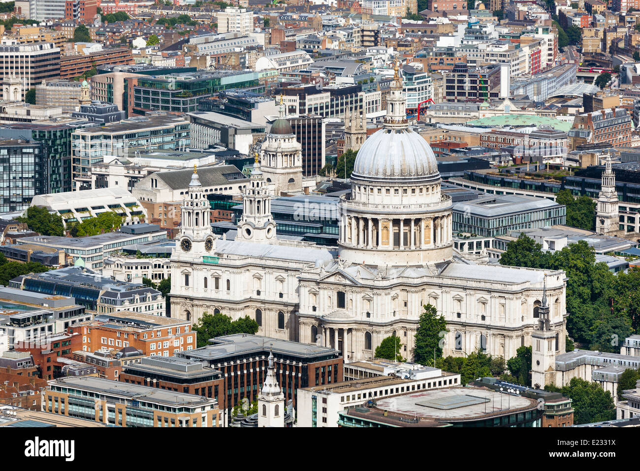 Angolo di Alta Vista della cattedrale di San Paolo a Londra Foto Stock