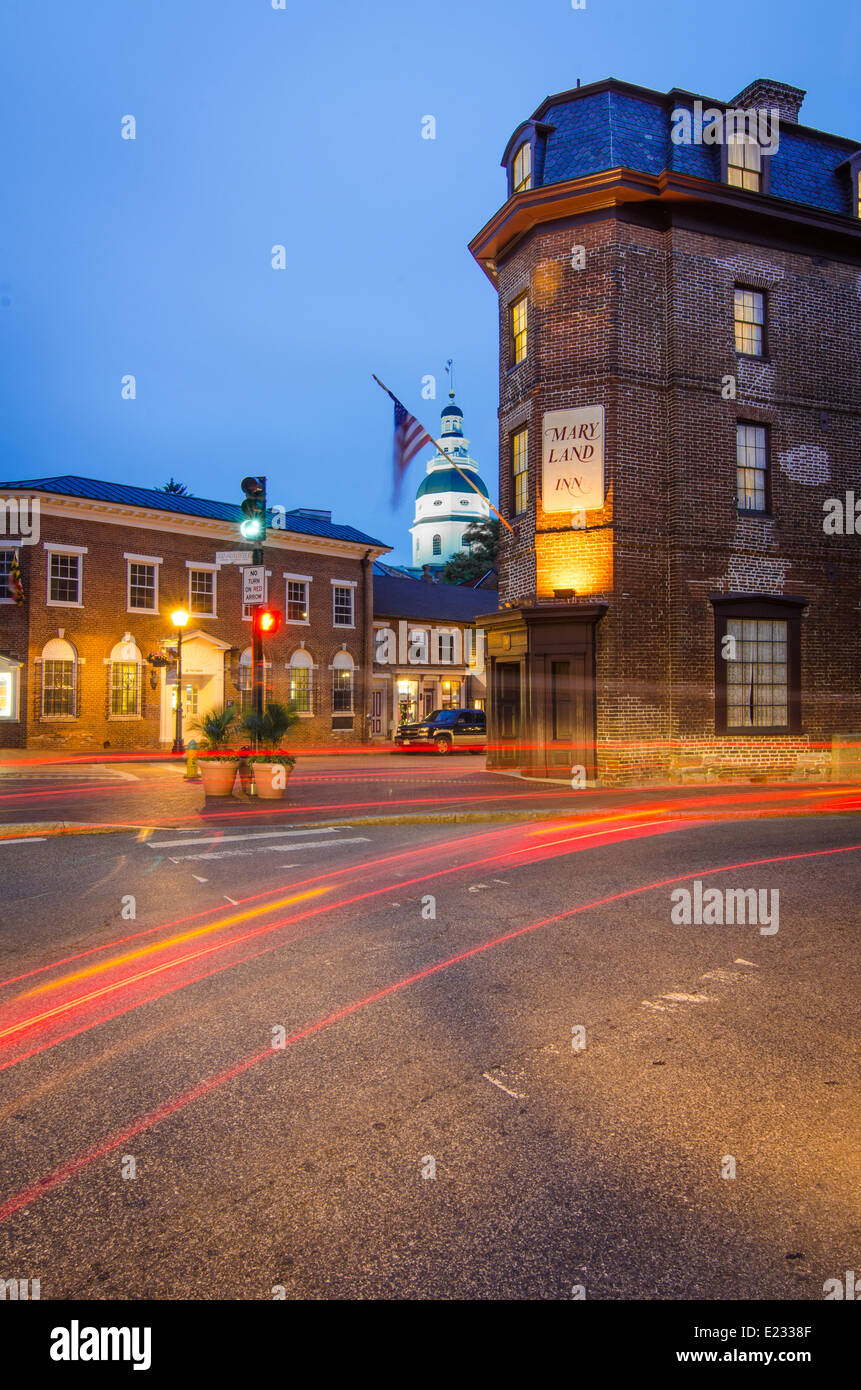 Luce sentieri intorno al Maryland Inn in Annapolis, con la casa di stato in background Foto Stock