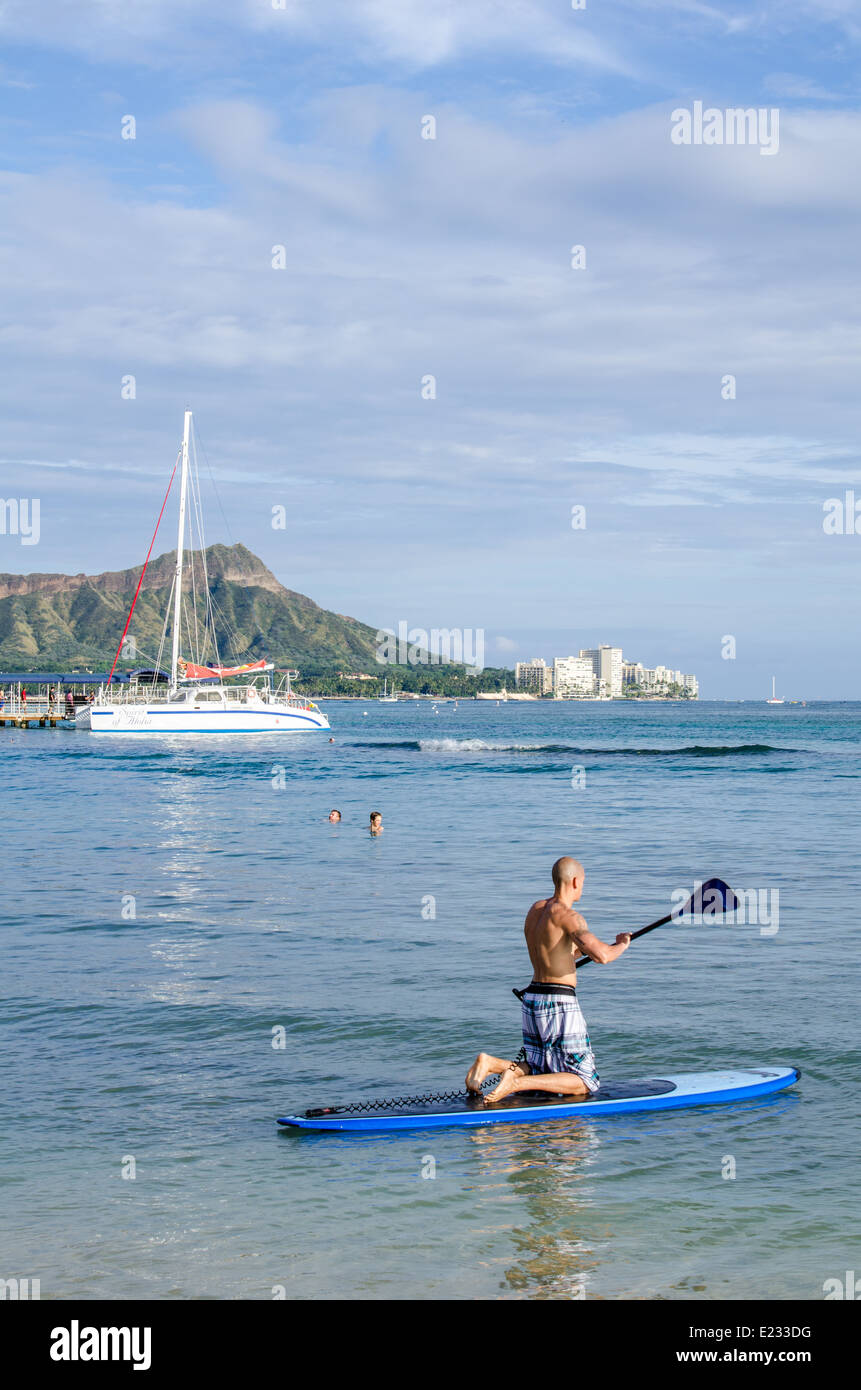 Paddle boarding off Waikiki Beach, Hawaii Foto Stock