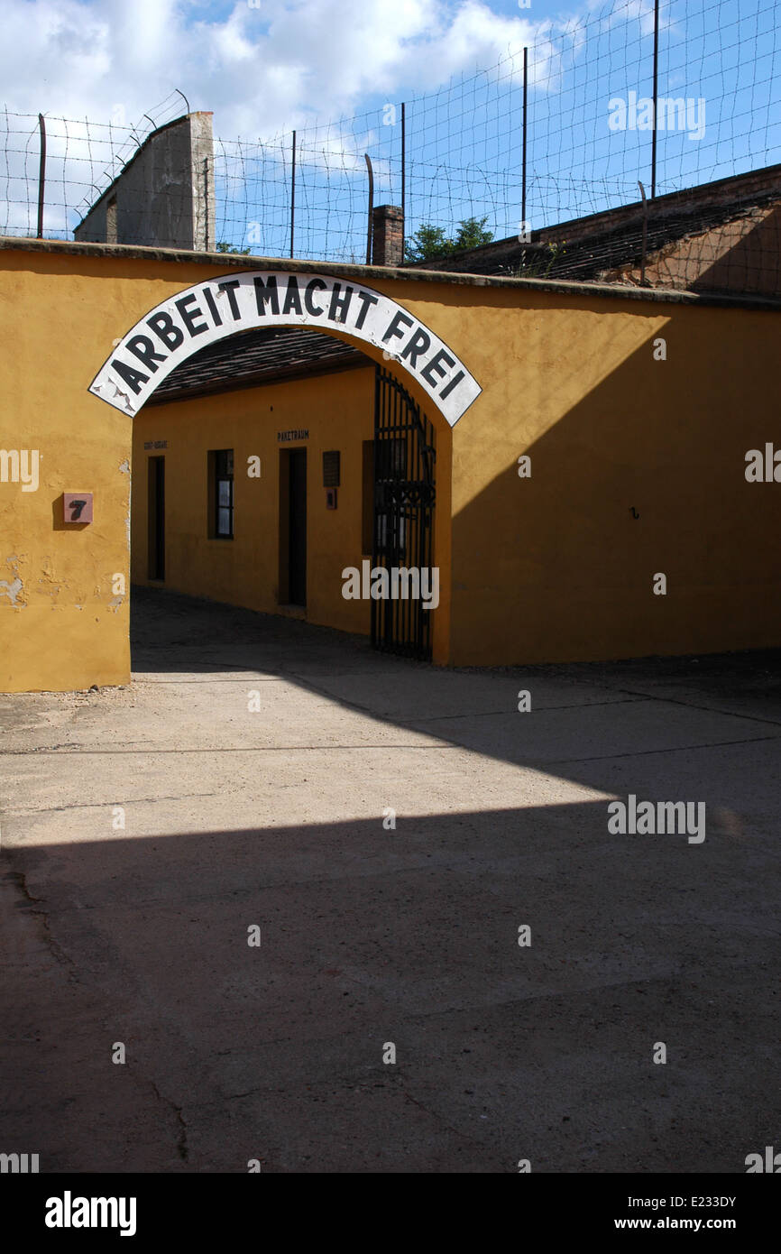 Arcata con il motto nazista "Arbeit macht frei" nella prigione della Gestapo, ora il memoriale di Terezin in Terezin Repubblica Ceca. Foto Stock