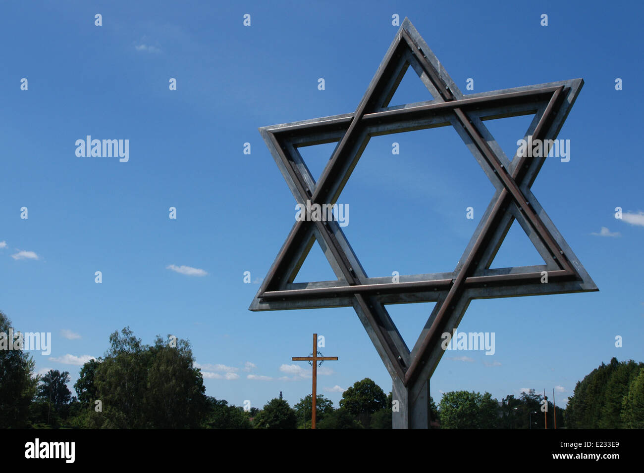 Stella di Davide realizzata dalle ferrovie rotaie e il legno croce latina oltre il Cimitero Nazionale di Terezin Repubblica Ceca. Foto Stock