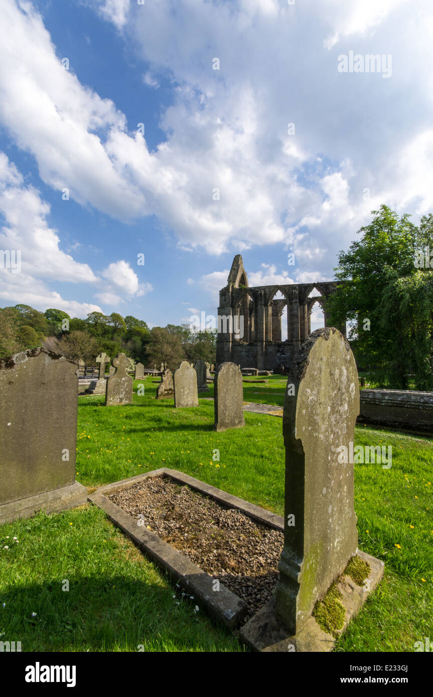 Vista di Bolton Abbey rovine dal cimitero Foto Stock