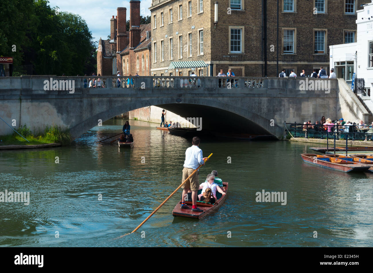 Punting nel fiume camme Università di Cambridge, Regno Unito Foto Stock