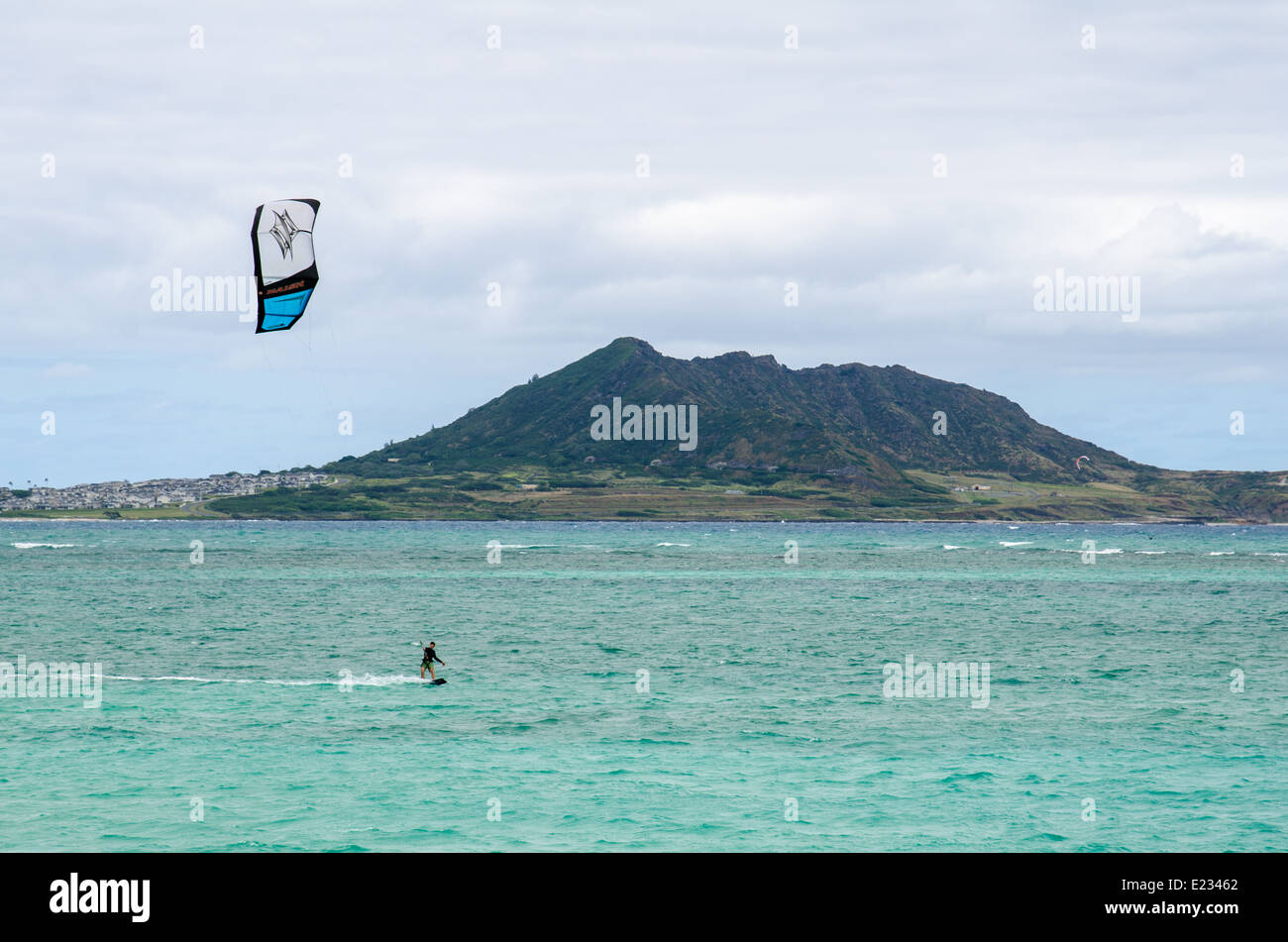 Il kite surf fuori del litorale di Oahu nelle Hawaii Foto Stock