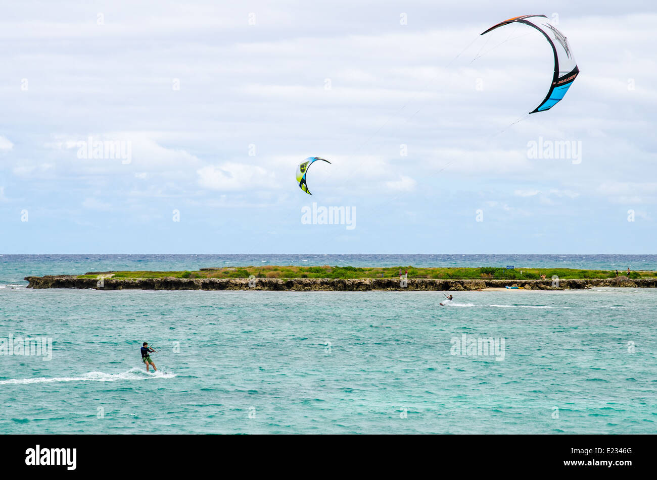 Il kite surf fuori del litorale di Oahu nelle Hawaii Foto Stock