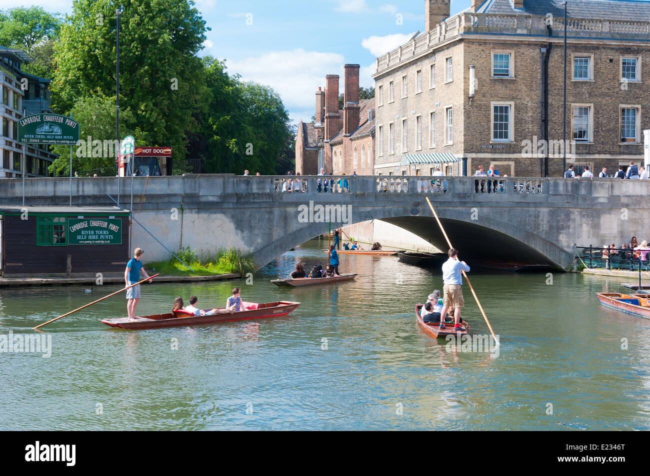 Punting nel fiume camme Università di Cambridge, Regno Unito Foto Stock