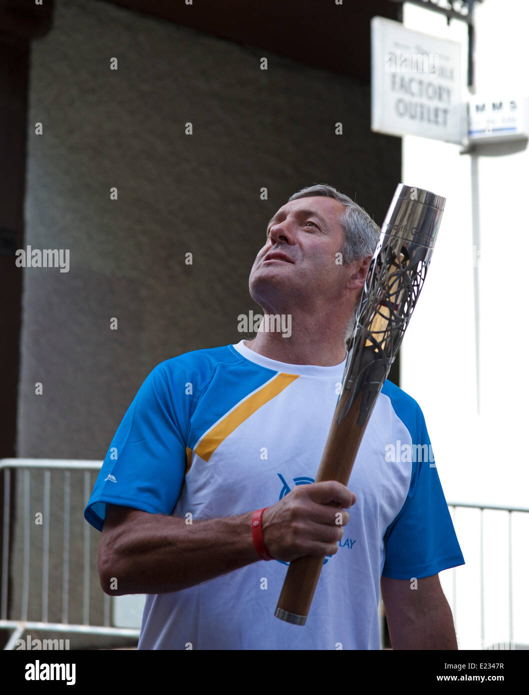 Edimburgo, Scozia, Regno Unito. 14 giugno 2014. Queen's Baton relè arriva a Edimburgo in Tram e Michael Laing si diffonde i Giochi del Commonwealth febbre come egli mostra il testimone a quelli che fiancheggiano le strade prima di essere passati su e si insinua attraverso la città capitale per le strade. Gavin Hastings ex Scozia Rugby capitano guarda al cielo con il Royal Mile. Credito: Arch bianco/Alamy Live News Foto Stock