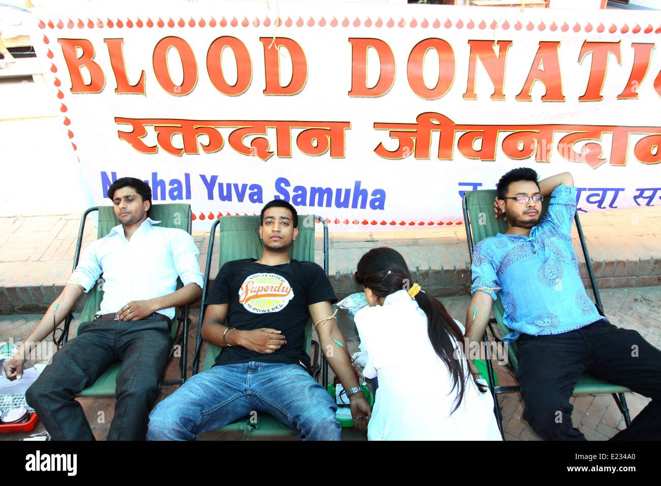 Kathmandu, Nepal. 14 Giugno, 2014. Popolo nepalese donare sangue durante un programma per contrassegnare il mondo di donatori di sangue nel giorno Kathmandu, Nepal, 14 giugno 2014. Il mondo di donatori di sangue giorno viene osservato il 14 giugno di ogni anno per la sensibilizzazione riguardo alla sicurezza del sangue e per ringraziare i volontari di donatori di sangue. Credito: Sunil Sharma/Xinhua/Alamy Live News Foto Stock