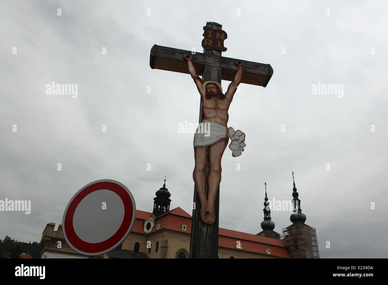 Crocifisso davanti alla Basilica di assunzione di Maria a Velehrad, Moravia del Sud, Repubblica Ceca. Foto Stock