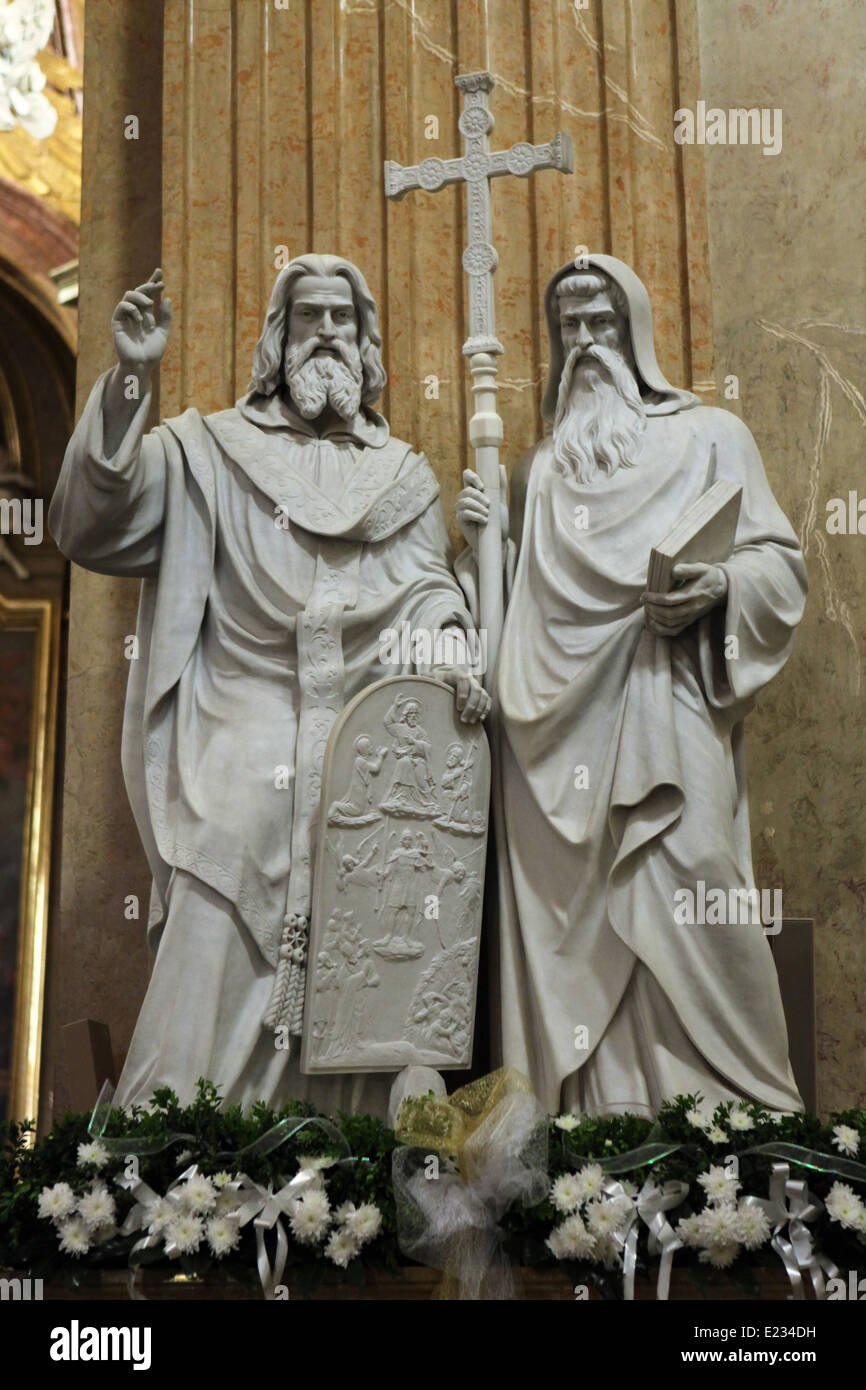 Statua di marmo dei Santi Cirillo e Metodio nella Basilica dell Assunzione di Maria a Velehrad, Moravia del Sud, Repubblica Ceca. Foto Stock