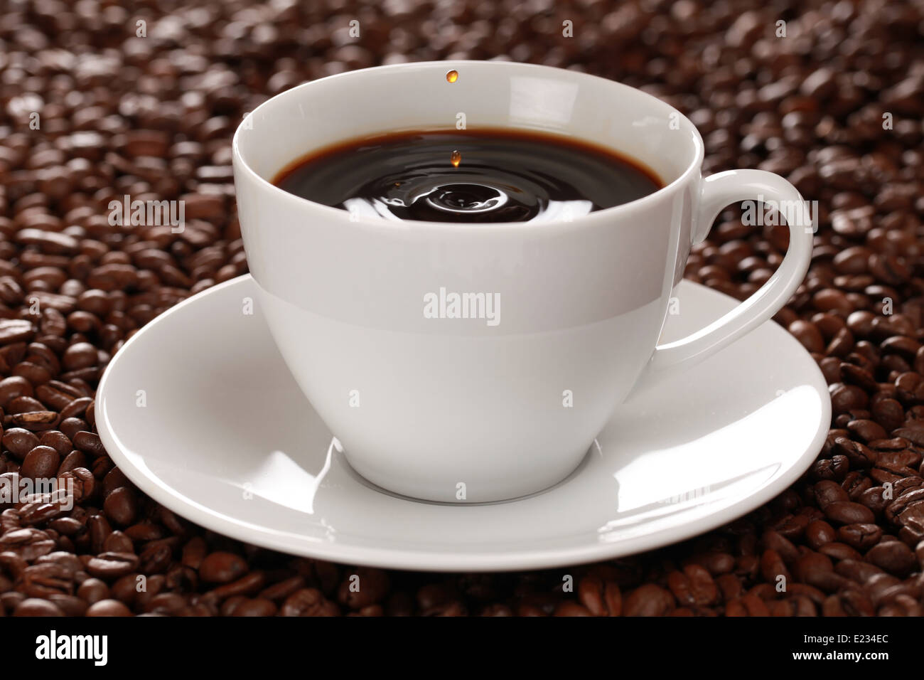 Il caffè fresco in una tazza di caffè scende. Foto Stock