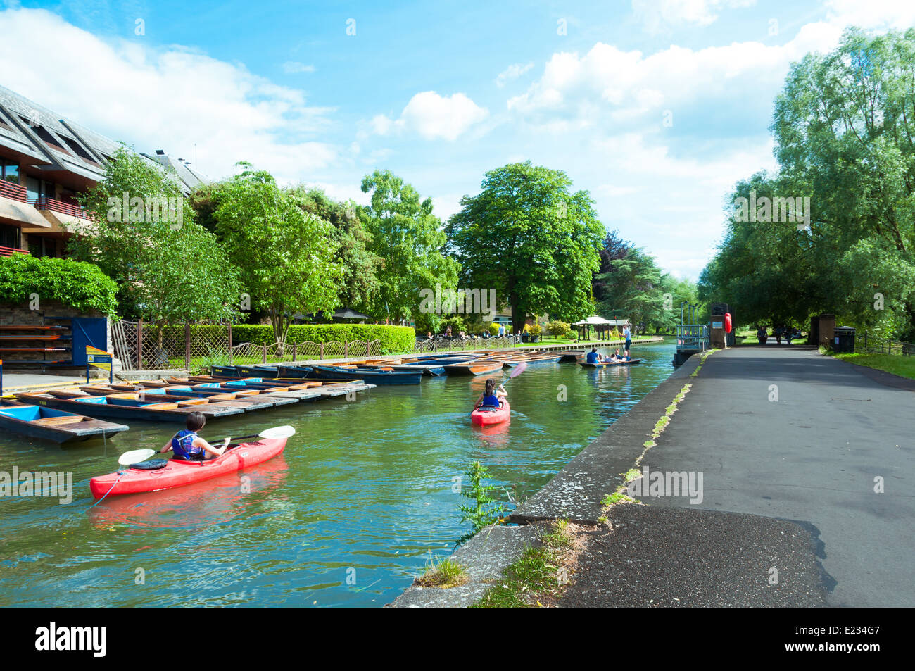 Canoa nel fiume Cam, Cambridge, Regno Unito Foto Stock