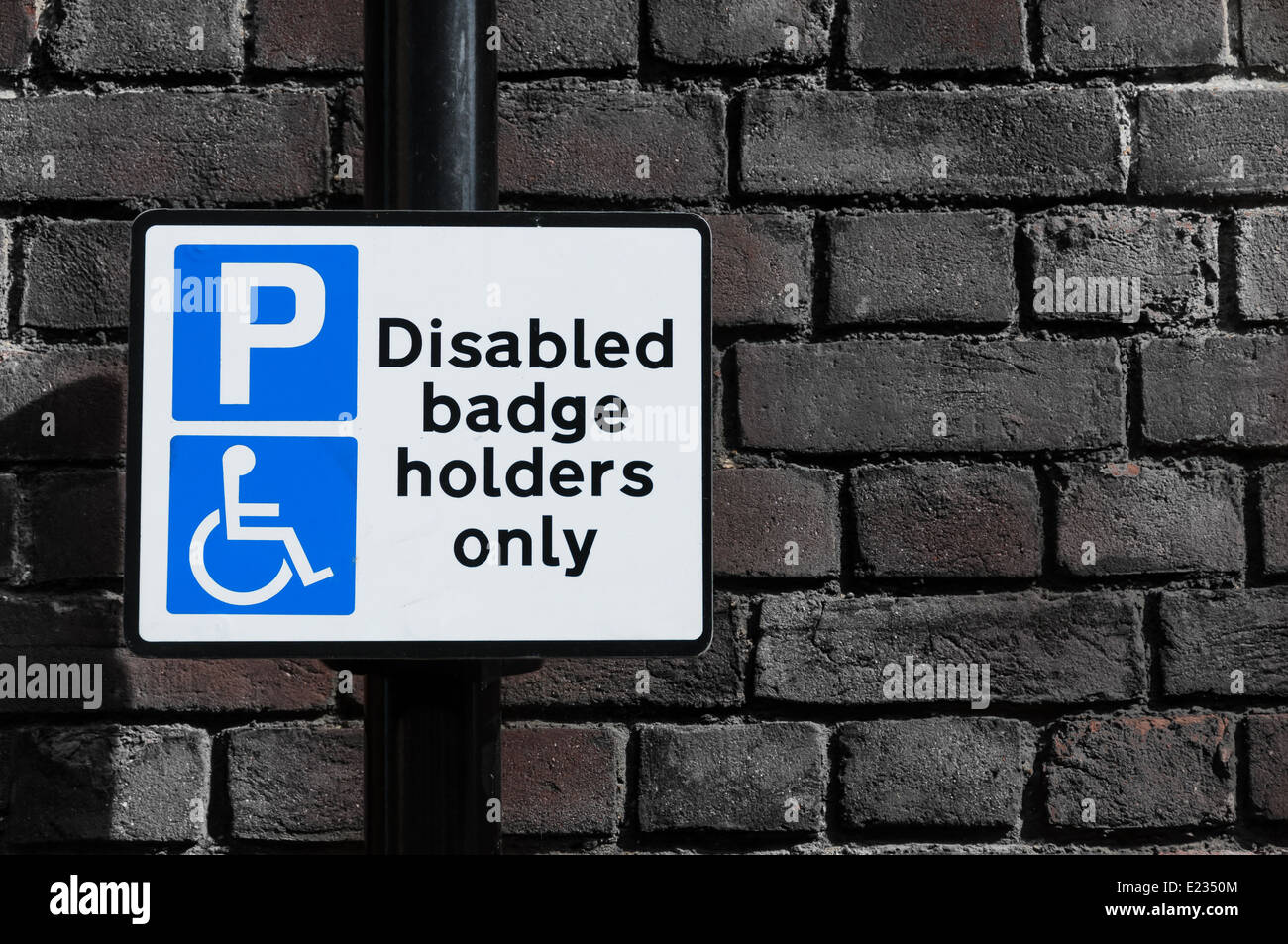 Parcheggio per disabili titolari di badge solo segno di avvertimento per gli automobilisti, REGNO UNITO Foto Stock