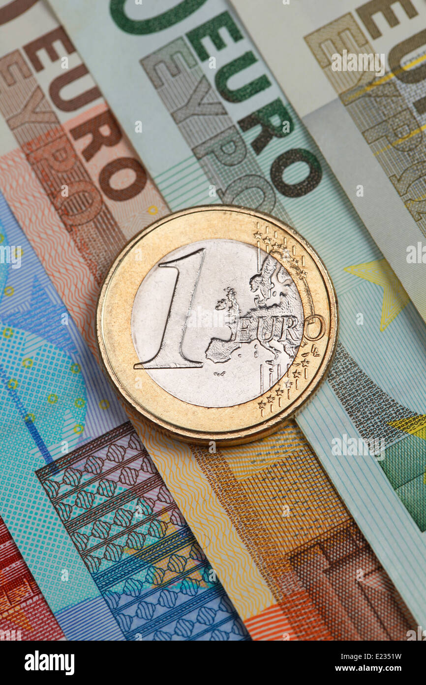 Un Euro moneta in euro le banconote formando un sfondo di denaro Foto Stock