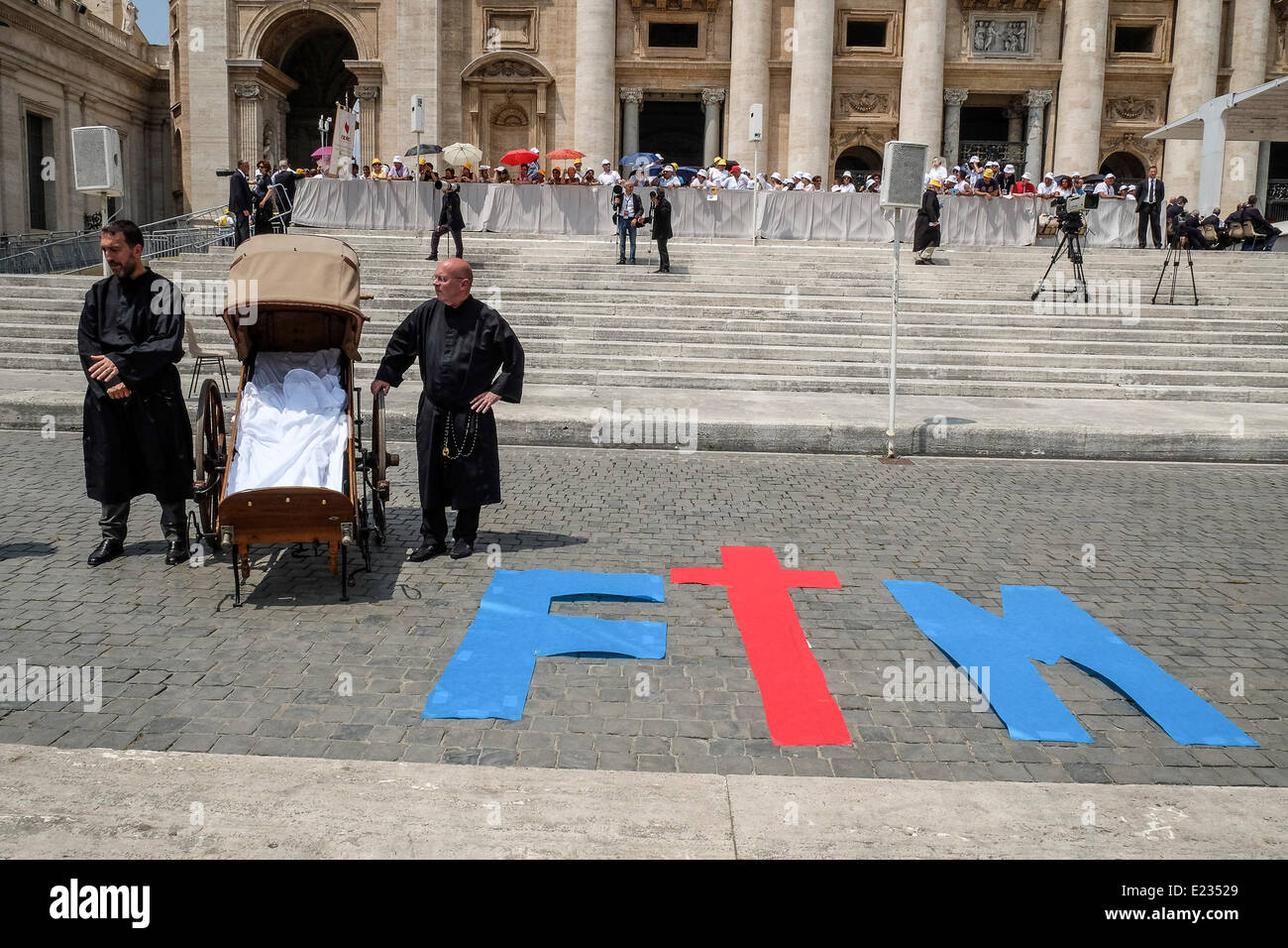 Città del Vaticano. 14 giugno 2014. Trasporto a mano modello Thompson utilizzato dai volontari della misericordia nei secoli scorsi - Misericordia e Fratres volontari incontrare Papa Francesco in piazza San Pietro (circa 60 mila persone) Credito: Davvero Facile Star/Alamy Live News Foto Stock