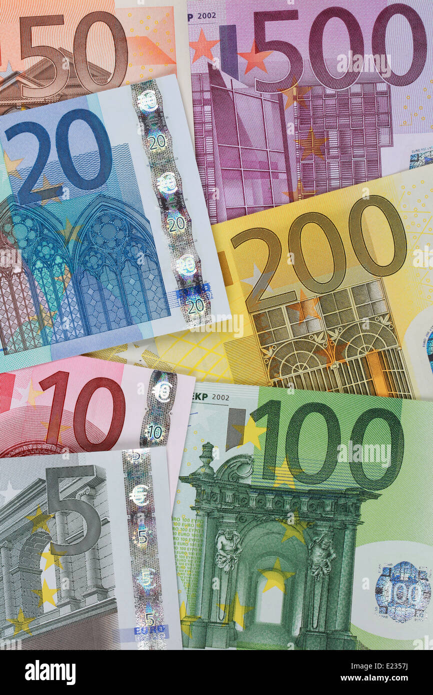 Tutte le sette banconote in euro formando un sfondo di denaro Foto Stock