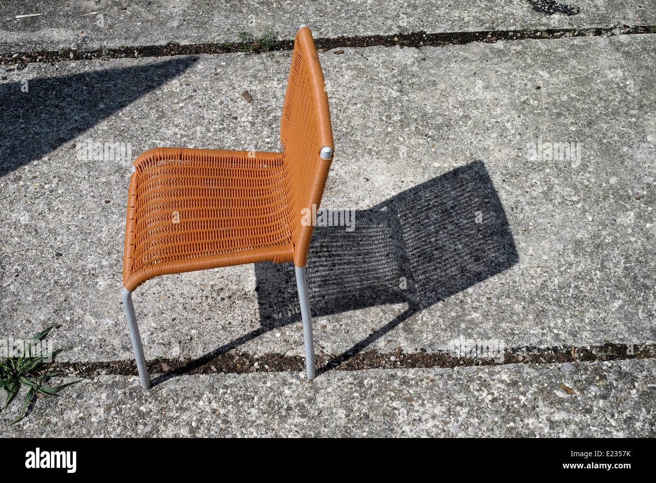 Un bambino piccolo sedia in plastica su calcestruzzo terace Foto Stock