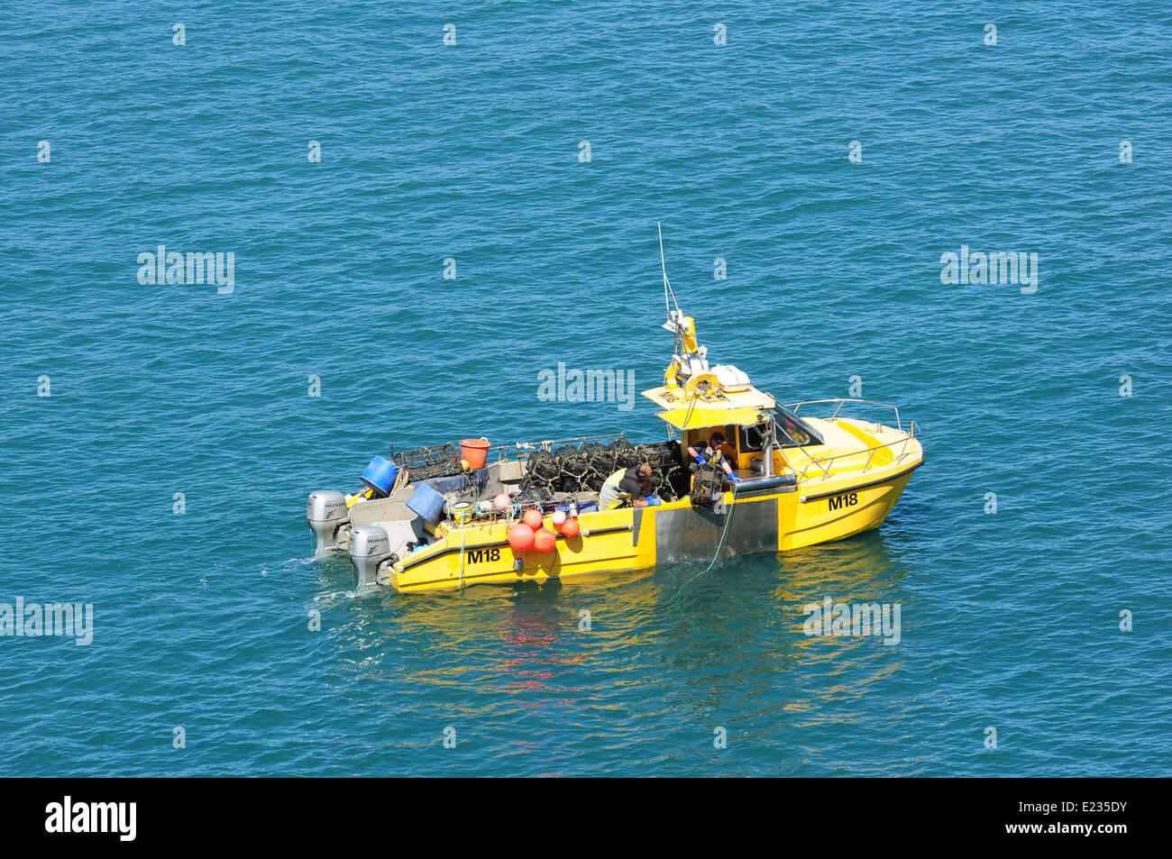 I pescatori la raccolta di lobster pot in Ramsey Suono, Pembrokeshire, Wales, Regno Unito Foto Stock