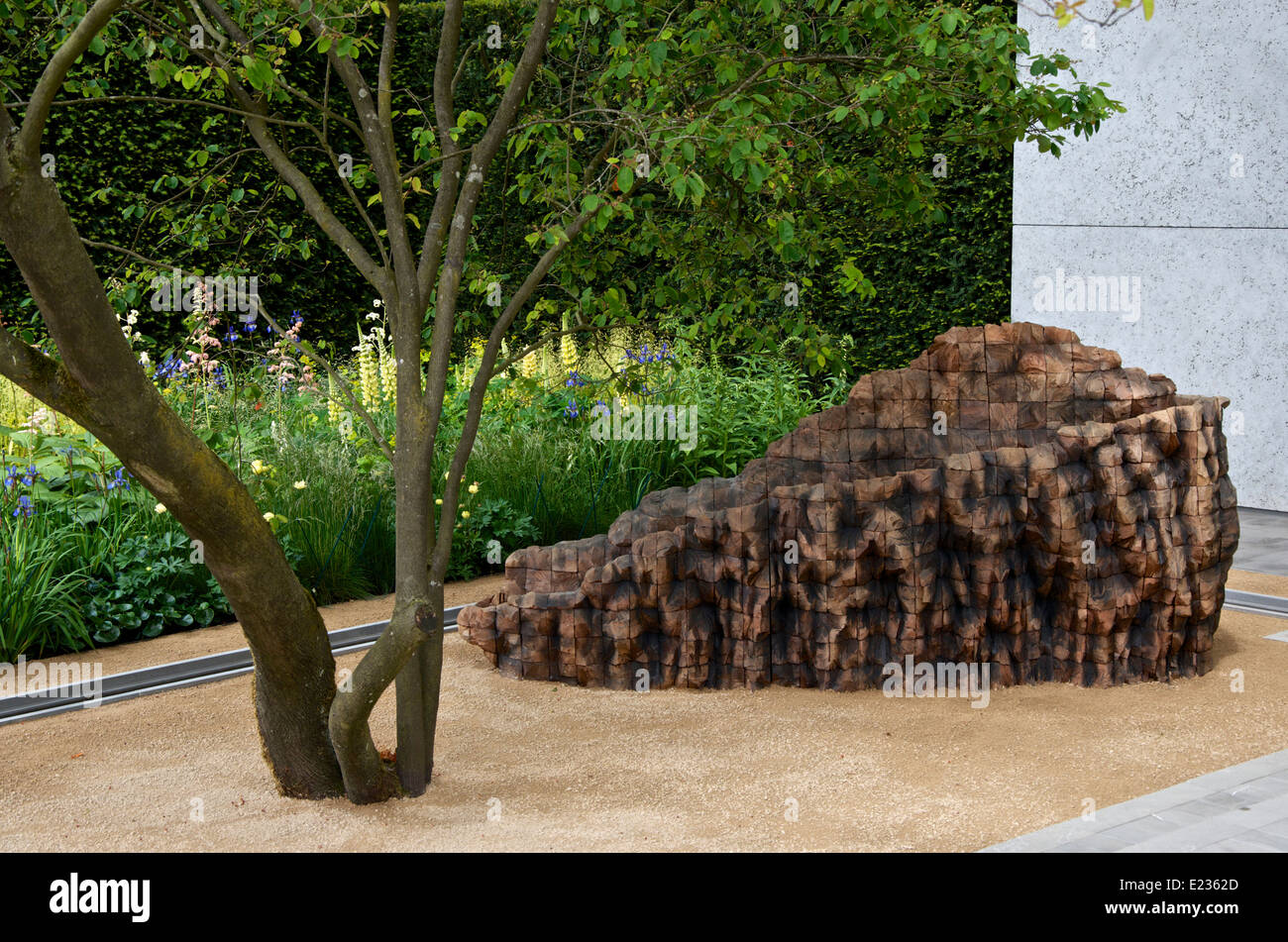 Fascio di cedro per artista Ursula von Rydingsvard nel giardino Laurent-Perrier ad RHS Chelsea Flower Show 2014. Foto Stock