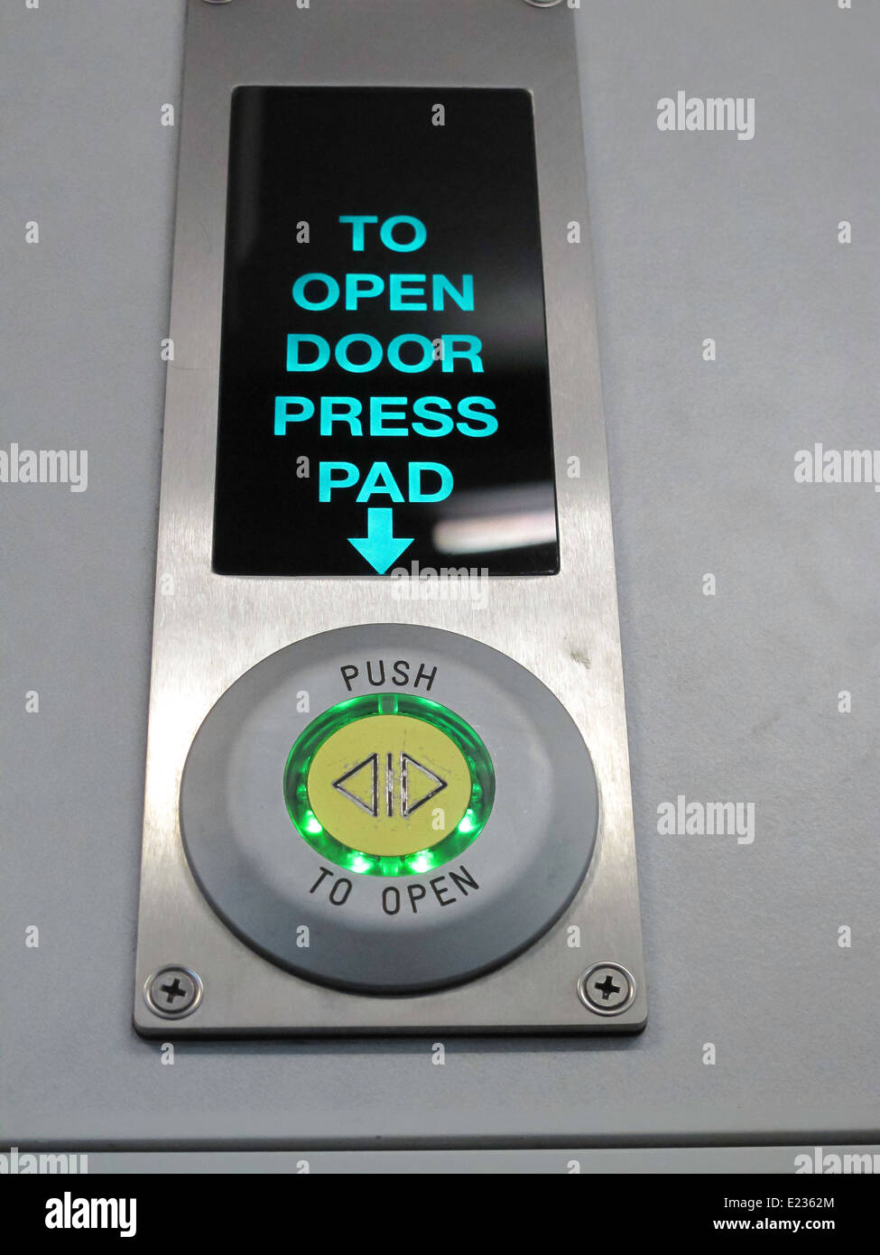 Elettronico di spingere per aprire lo sportello pulsante, STATI UNITI D'AMERICA Foto Stock