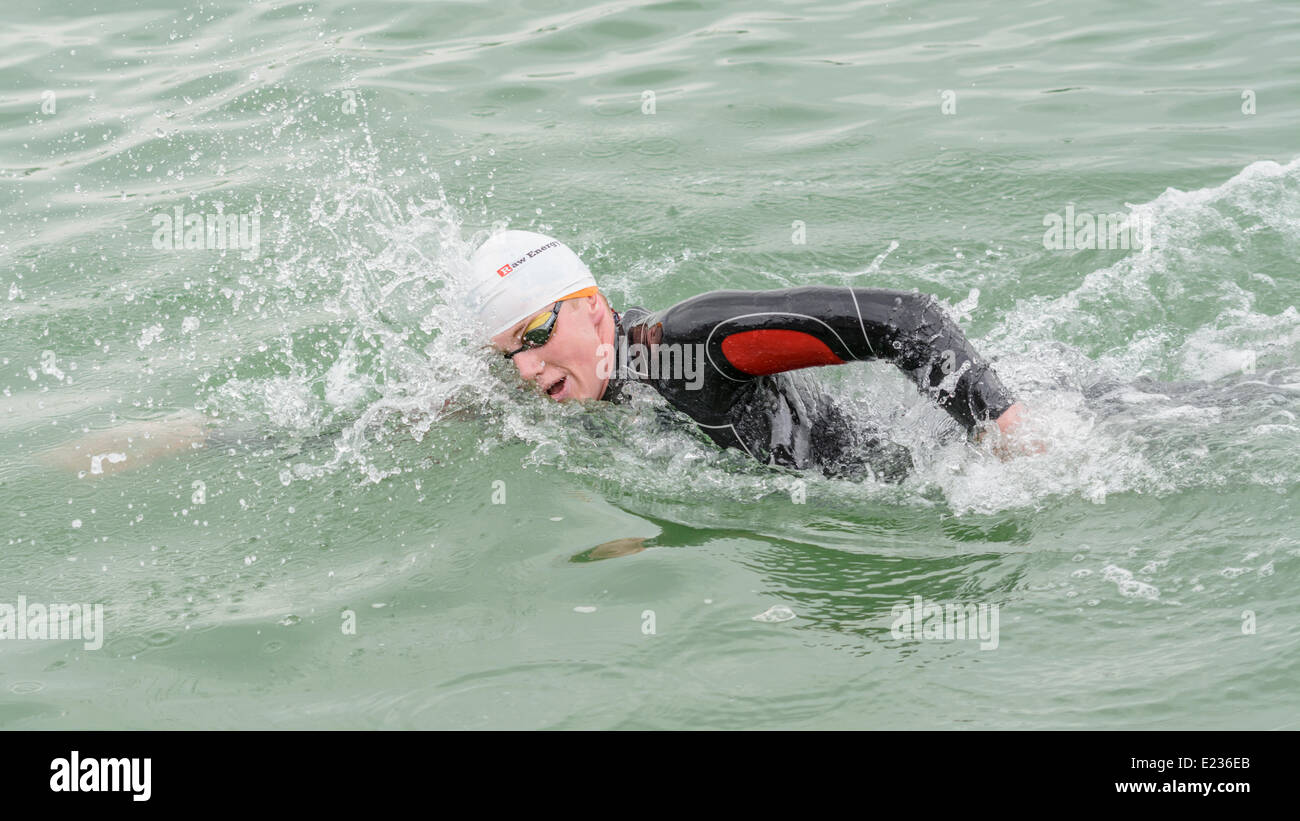 Guy Giles nuotare nel fiume nel 2014. Foto Stock