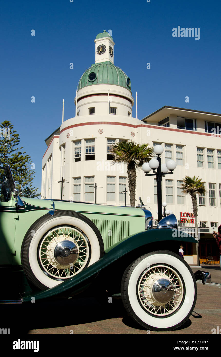 Nuova Zelanda, Isola del nord, Napier. Vintage Studebaker davanti al Duomo, storico art deco hotel, c. 1937. Foto Stock