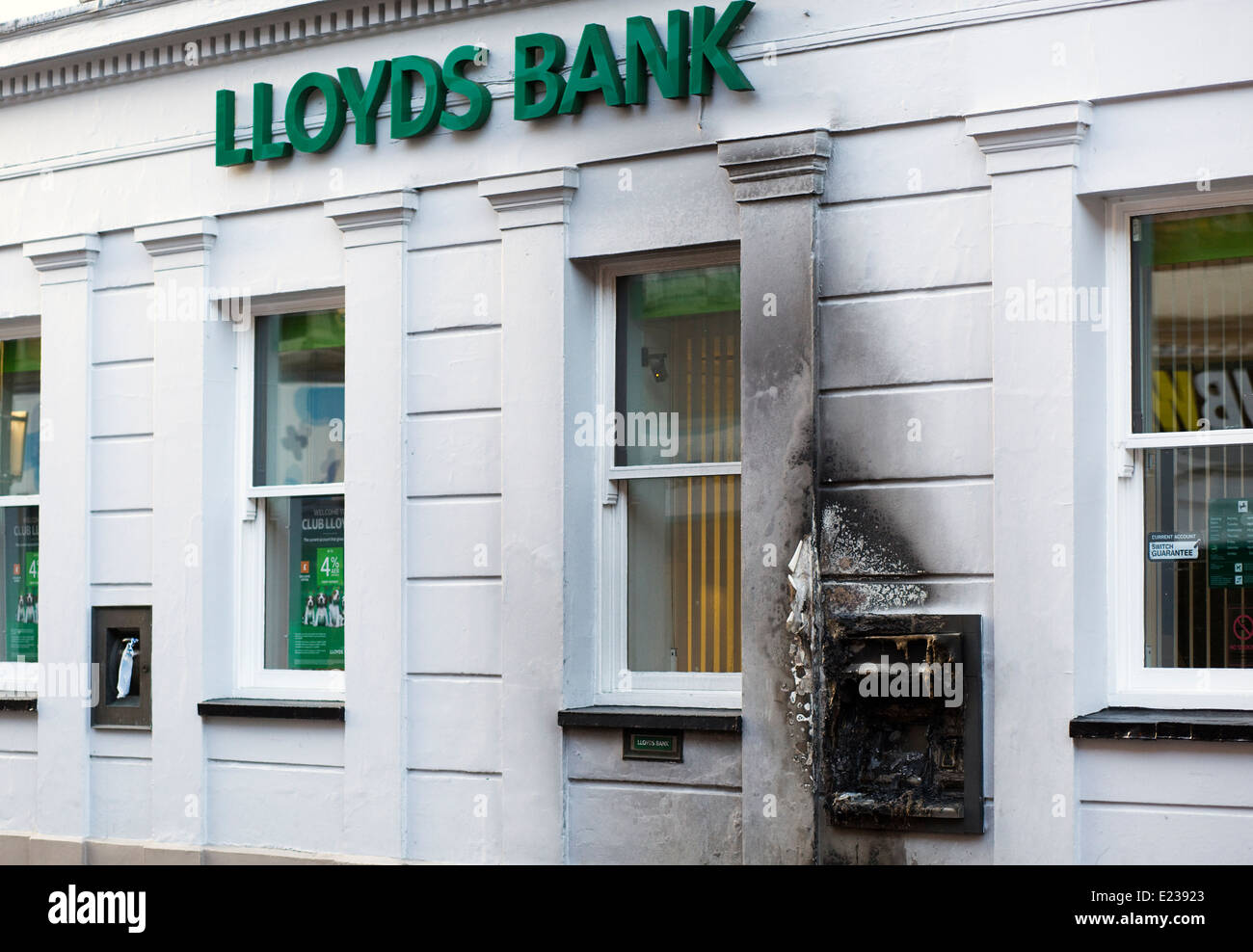 Lloyds Bank ATM mirati da un piromane incendiata e bruciata in un casuale atto di vandalismo Foto Stock