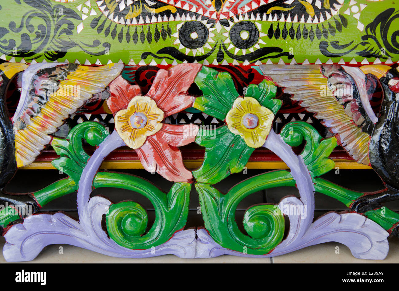 Indonesia, Isola di Lombok, Gunnungsari. Sesela il mercato dell'arte. Stile Indonesiano tradizionale dipinto di sculture in legno. Foto Stock