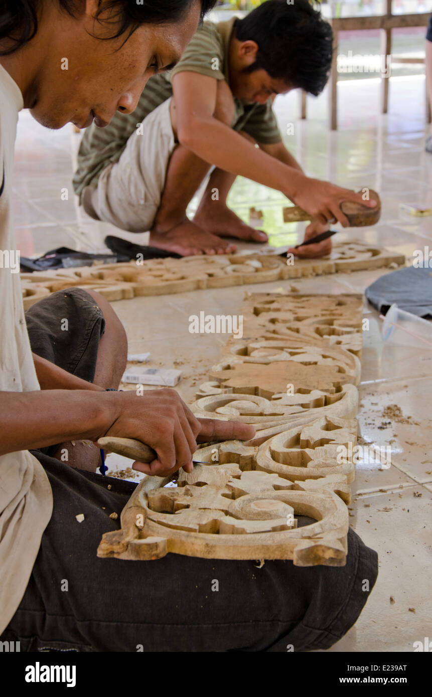Indonesia, Isola di Lombok, Gunnungsari. Sesela il mercato dell'arte. Esperto di sculture in legno di dimostrazione. Foto Stock