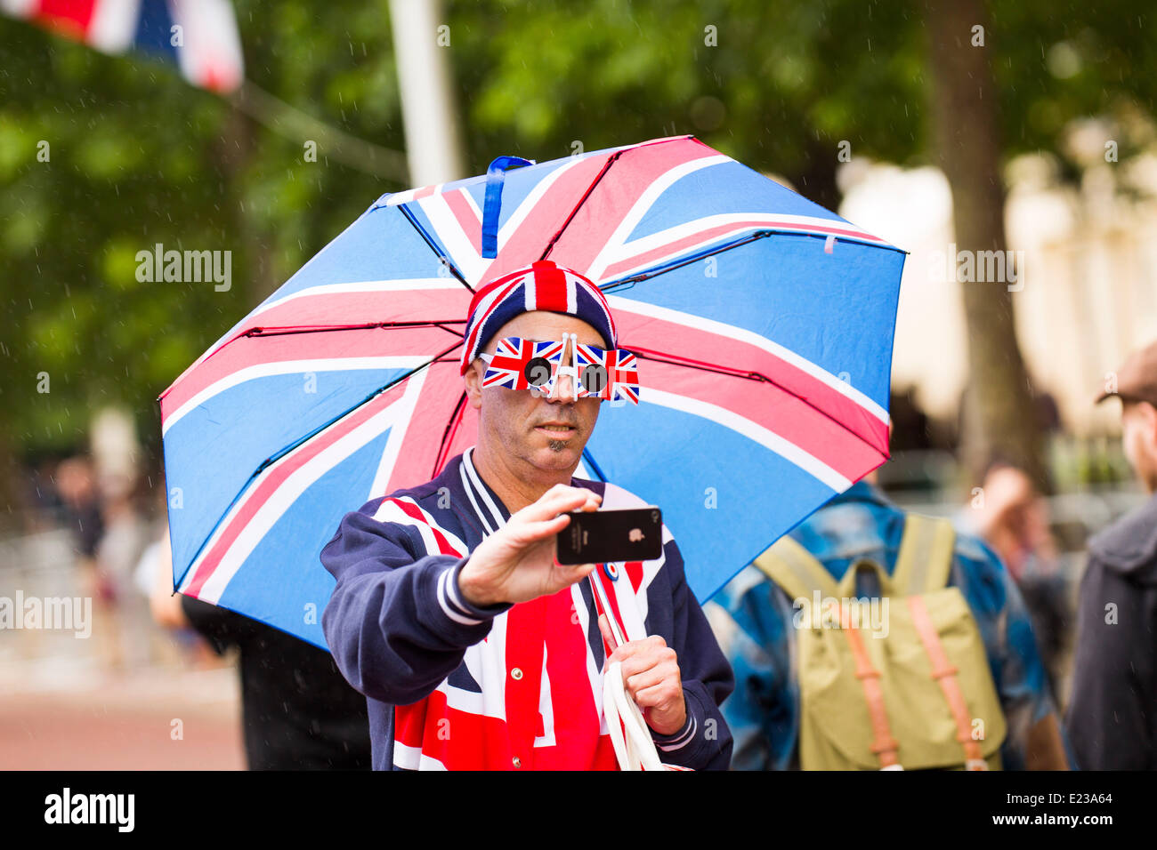 Londra, UK, 14 giugno 2014. Cittadini celebrare la Regina Elisabetta II il compleanno presso il Trooping il colore e la RAF flypast Oltre Buckingham Palace. Credito: Alick Cotterill/Alamy Live News Foto Stock