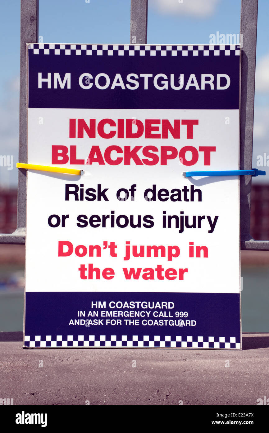 HM guardacoste segno di avvertimento al Round Tower, Old Portsmouth, Portsmouth, Hampshire, Inghilterra, Regno Unito. Foto Stock