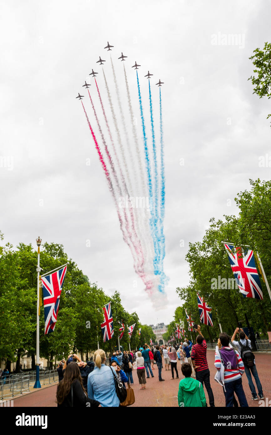 Londra, UK, 14 giugno 2014. Cittadini celebrare la Regina Elisabetta II il compleanno presso il Trooping il colore e la RAF flypast Oltre Buckingham Palace. Credito: Alick Cotterill/Alamy Live News Foto Stock