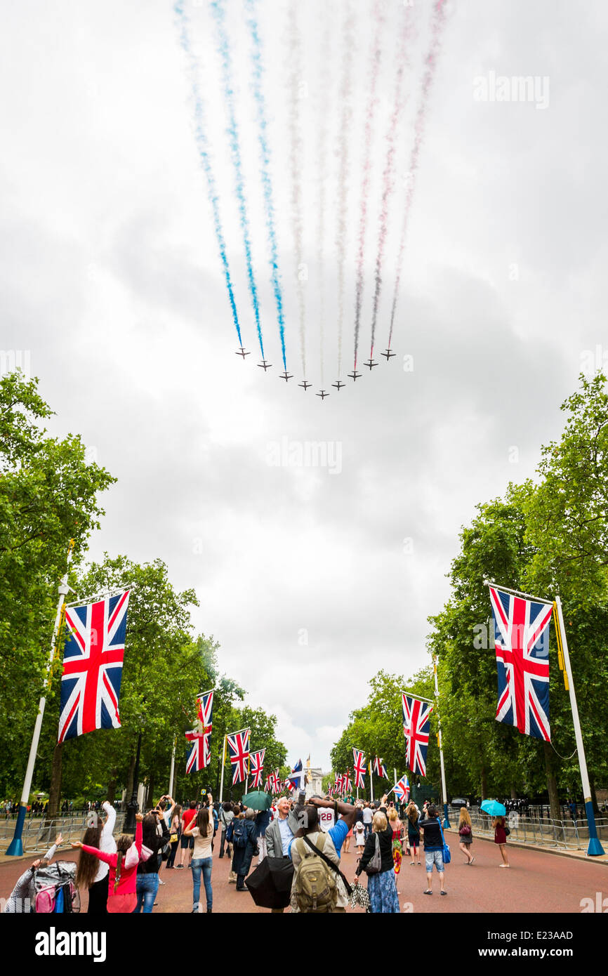 Londra, UK, 14 giugno 2014. Cittadini celebrare la Regina Elisabetta II il compleanno presso il Trooping il colore e la RAF flypast Oltre Buckingham Palace. Credito: Alick Cotterill/Alamy Live News Foto Stock