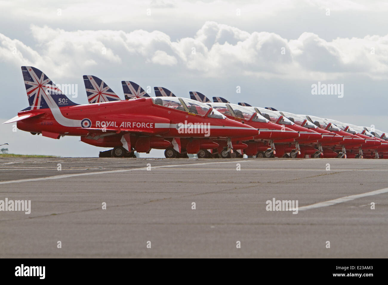 Biggin Hill, Regno Unito, 14 giugno 2014. Le frecce rosse sul display al Festival del volo in Biggin Hill durante il loro cinquantesimo anniversario Credito: Keith Larby/Alamy Live News Foto Stock