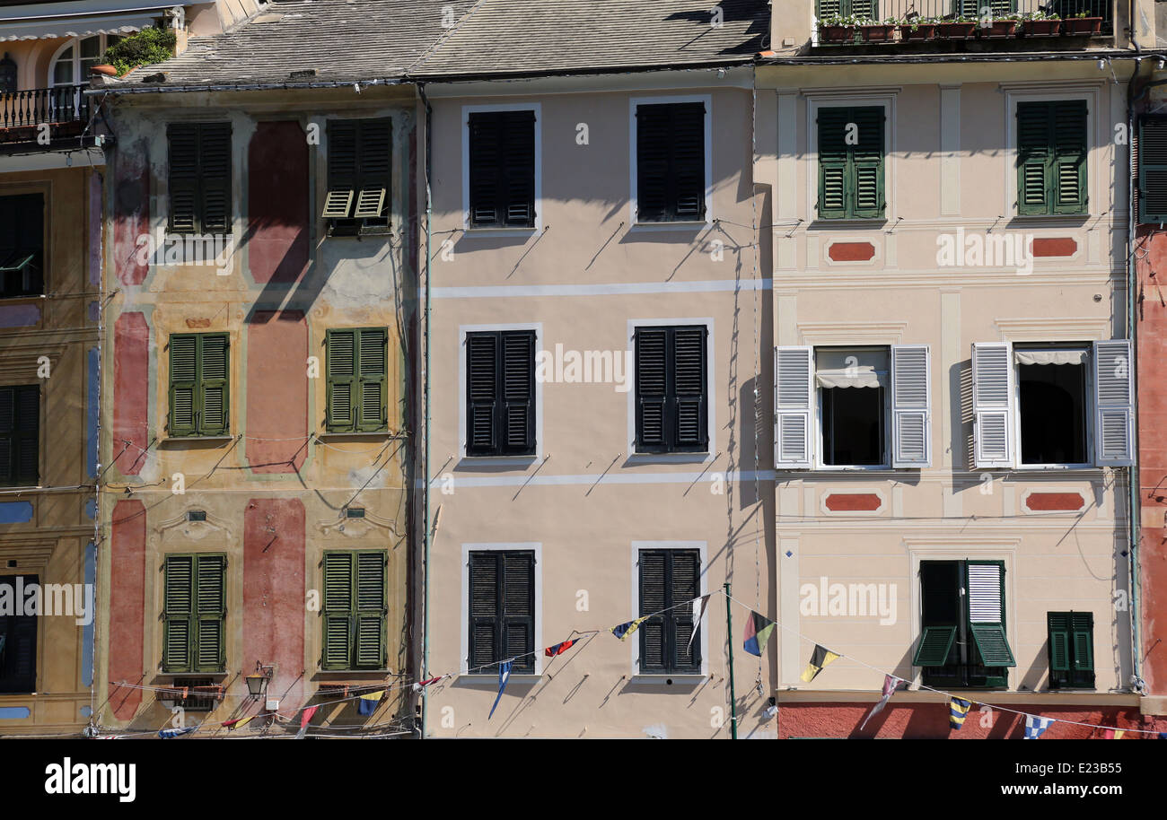 Vista sul vecchio case variopinte di Portofino - piccola cittadina sul mare Ligure in Italia settentrionale. Foto Stock