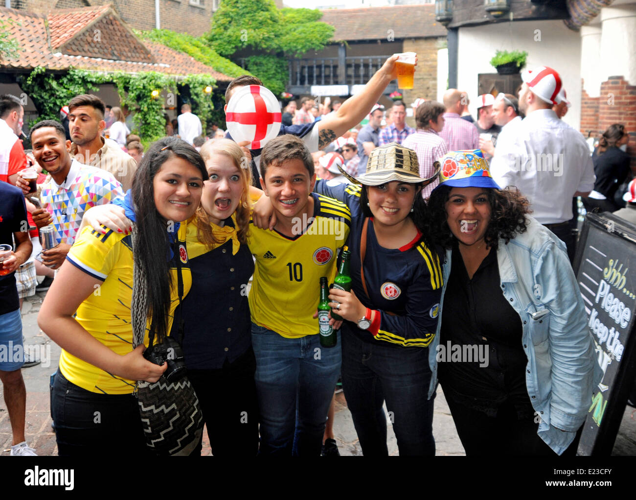 Brighton, Sussex, Regno Unito. 14 Giugno, 2014. Colombiano di Coppa del Mondo 2014 gli appassionati di calcio di celebrare la loro vittoria sulla Grecia in Brighton stasera fotografia scattata da Simon Dack/Alamy Live News Foto Stock